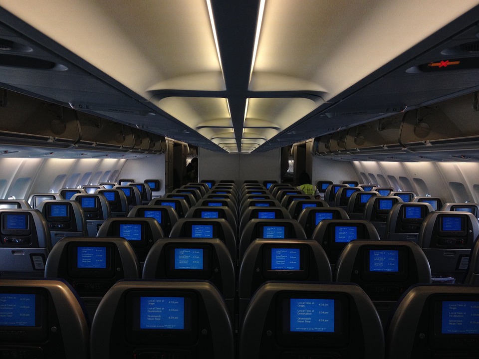 De ce este scăzută intensitatea luminii din avion la decolare și la aterizare?